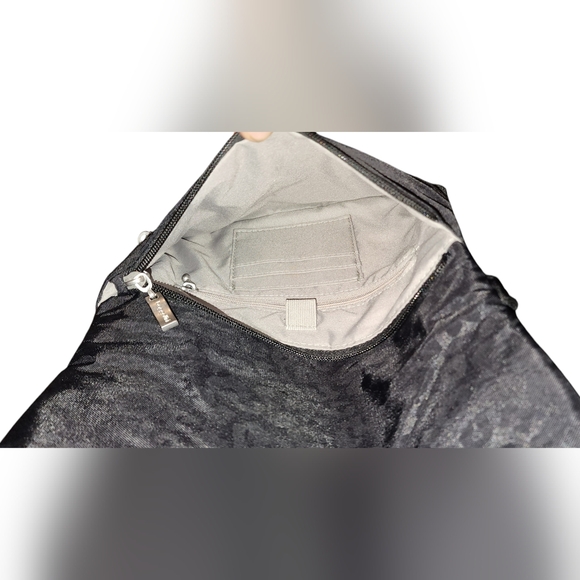 Baggallini Flip Zip Crossbody Black Cheetah Emboss - Picture 9 of 11